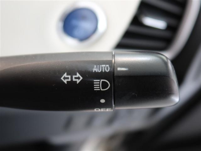 車外の明るさに応じて、自動的にライトの点灯・消灯をしてくれます