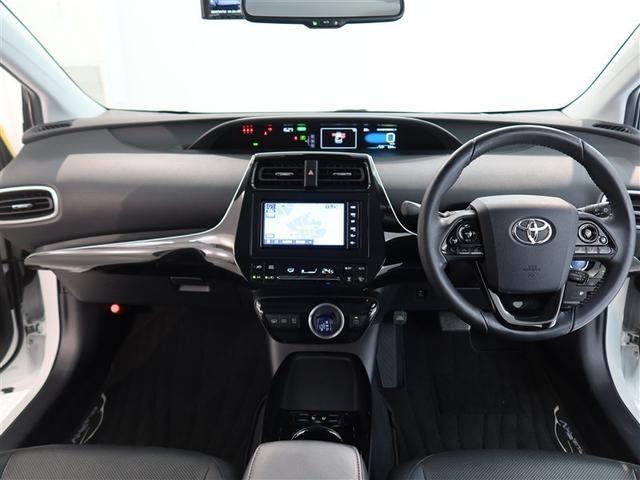 スタイリッシュなデザインのインパネ。各操作スイッチは使いやすい位置に配置されてます。