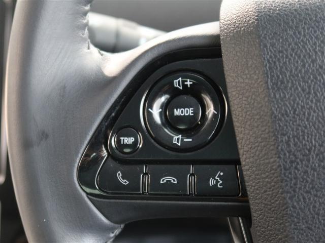 ステアリングスイッチ付き。前方から目を離すことなく操作することが可能です。