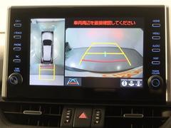 パノラミックビューモニター付きです。車両を上から見たような映像をモニター画面に表示。運転席からの目視では見にくい、車両周辺の状況をリアルタイムでしっかり確認できます。 5