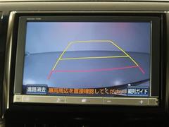 バックガイドモニターで、後方を確認しながら安心して駐車することができます。運転初心者も熟練者も必須の機能ですよ！ 5