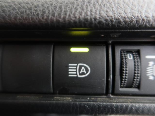 プリウス X 1年間走行無制限保証 ペダル踏み間違い 衝突回避被害軽減 車線逸脱警報機能 メモリナビ フルセグTV ドライブレコーダー ETC クルーズコントロール LEDヘッドライト DVD再生 スマートキー(17枚目)