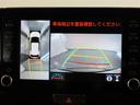 パノラミックビューモニター付きです。車両を上から見たような映像をモニター画面に表示。運転席からの目視では見にくい、車両周辺の状況をリアルタイムでしっかり確認できます。