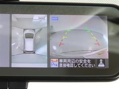 パノラミックビューモニター付きです。車両を上から見たような映像をモニター画面に表示。運転席からの目視では見にくい、車両周辺の状況をリアルタイムでしっかり確認できます。 3