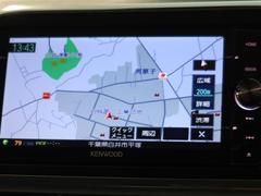 純正ナビを装備。タッチパネル式で使いやすく、お出かけもラクラクです。 3