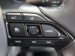アダプティブクルーズコントロール機能付きです。走行中に先行車の様子を検知しながら、設定した車速の範囲内で先行車との距離のキープを支援します。詳細は販売店スタッフまでおたずねください。 6