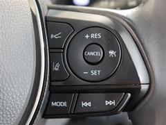 アダプティブクルーズコントロール機能付きです。走行中に先行車の様子を検知しながら、設定した車速の範囲内で先行車との距離のキープを支援します。詳細は販売店スタッフまでおたずねください。 6