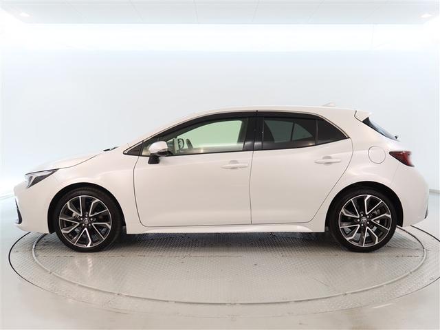 スポーティな印象を与える純正ホイールです。どこまでも走っていきたくなるようなデザインですね♪