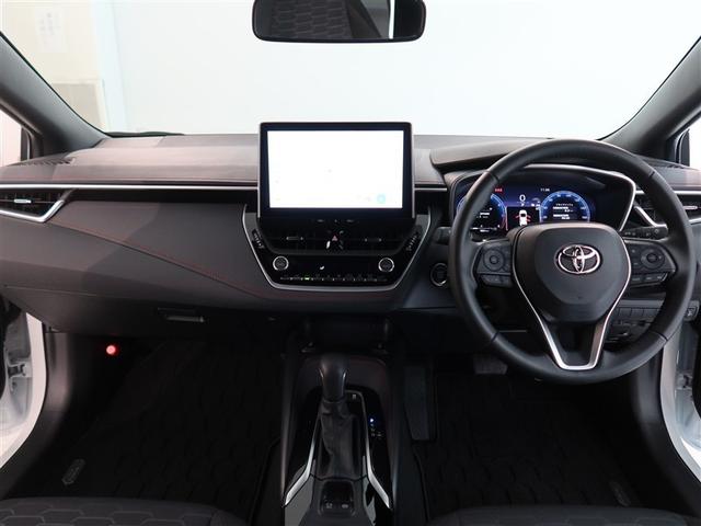 スタイリッシュなデザインのインパネ。各操作スイッチは使いやすい位置に配置されてます。