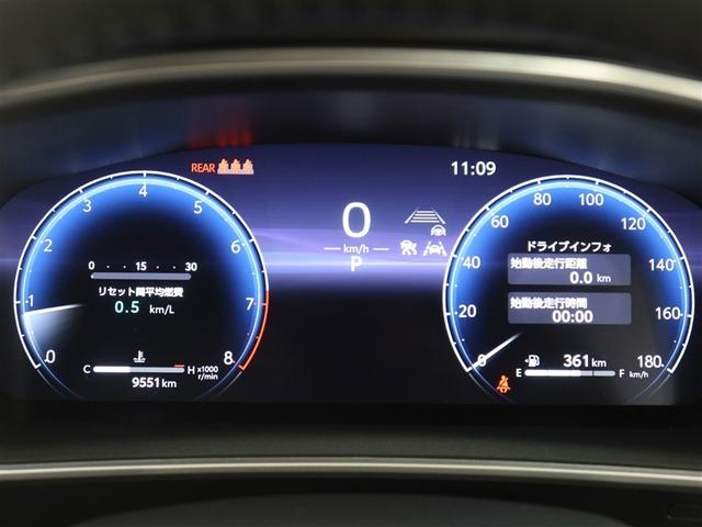 とっても見やすいメーターです。夜間時はラグジュアリーな気分にさせてくれる照明が魅力ですので、夜のドライブも楽しみになりますよ♪