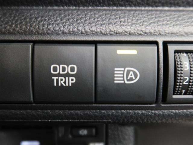 オートマチックハイビームとは、先行車や対向車のライトを認識し、ハイビームとロービームを自動で切り替える機能です。夜道の視界を確保します。詳細は販売店スタッフまでおたずねください。