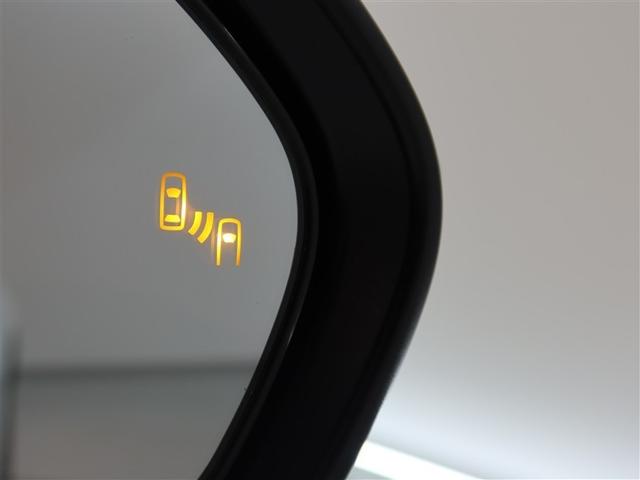 隣車線を走る車両をレーダーで検知し、ドアミラーでは確認しにくい後側方エリアに存在する車両に加え、急接近してくる車両も検知します。車両を検知するとドアミラーに搭載されたＬＥＤインジケーターが点灯します。