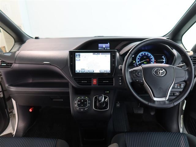 スタイリッシュなデザインのインパネ。各操作スイッチは使いやすい位置に配置されてます。