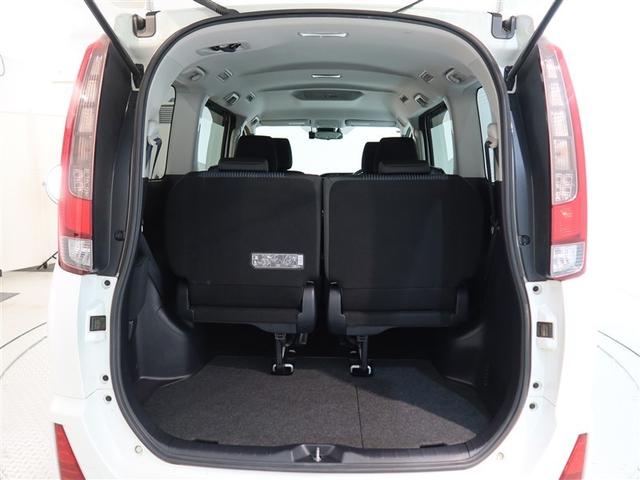 ３列目シートは跳ね上げ式で折りたたみ可能です。キャンプ用品など大きな荷物もばっちり収納可能です！