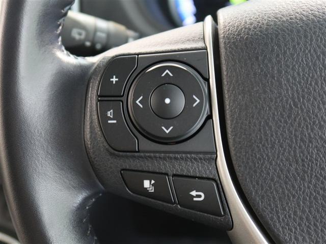 ステアリングスイッチ付き。前方から目を離すことなく操作することが可能です。
