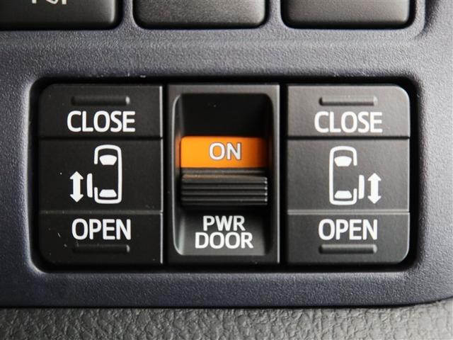 両側パワースライドドア付きだから、狭い駐車スペースなどでの　乗り降りラクラク！小さなお子さまのいるご家庭には嬉しい装備。