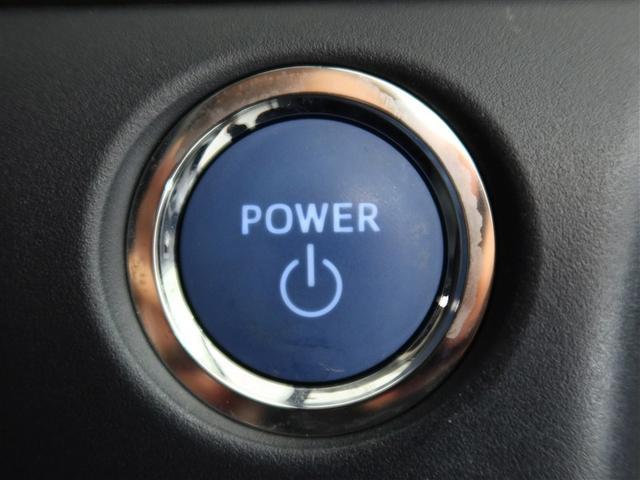 スマートキーを携帯していればキーを取り出さずにドアを施錠＆解錠。クルマの始動も可能です。