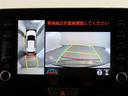 パノラミックビューモニター付きです。車両を上から見たような映像をモニター画面に表示。運転席からの目視では見にくい、車両周辺の状況をリアルタイムでしっかり確認できます。