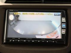 バックガイドモニターで、後方を確認しながら安心して駐車することができます。運転初心者も熟練者も必須の機能ですよ！ 5