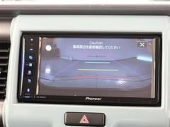 バックガイドモニターで、後方を確認しながら安心して駐車することができます。運転初心者も熟練者も必須の機能ですよ！ 5