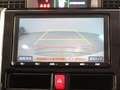 バックガイドモニターで、後方を確認しながら安心して駐車することができます。運転初心者も熟練者も必須の機能ですよ！ 5