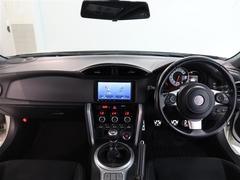 スタイリッシュなデザインのインパネ。各操作スイッチは使いやすい位置に配置されてます。 7