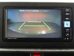 バックガイドモニターで、後方を確認しながら安心して駐車することができます。運転初心者も熟練者も必須の機能ですよ！ 5