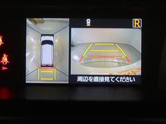 パノラミックビューモニター付きです。車両を上から見たような映像をモニター画面に表示。運転席からの目視では見にくい、車両周辺の状況をリアルタイムでしっかり確認できます。 4