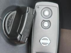 スマートキーを携帯していればキーを取り出さずにドアを施錠＆解錠。クルマの始動も可能です。 7