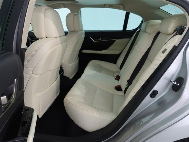 高いホールド性で運転姿勢が安定します。長距離ドライブでも疲れにくいのが魅力です。快適なドライビングライフをお送りください♪