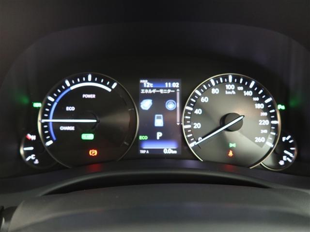 とっても見やすいメーターです。夜間時はラグジュアリーな気分にさせてくれる照明が魅力ですので、夜のドライブも楽しみになりますよ♪