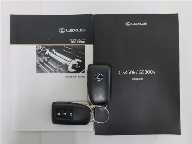 キーを取り出さずにドアを施錠＆解錠。クルマの始動も可能です。