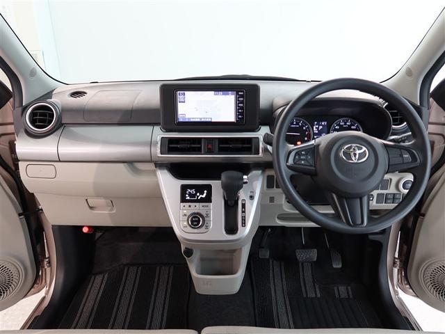 スタイリッシュなデザインのインパネ。各操作スイッチは使いやすい位置に配置されてます。