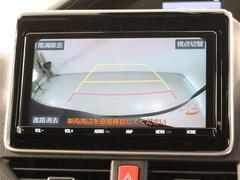 バックガイドモニターで、後方を確認しながら安心して駐車することができます。運転初心者も熟練者も必須の機能ですよ！ 4