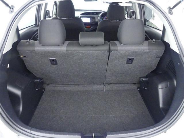 ヴィッツ ハイブリッドＦ　セーフティーエディションＩＩＩ　ワンセグ　メモリーナビ　バックカメラ　衝突被害軽減システム　ＥＴＣ　ＬＥＤヘッドランプ　記録簿　ナビ＆ＴＶ　ＣＤ　盗難防止装置　スマートキー　キーレス　ハイブリッド（14枚目）