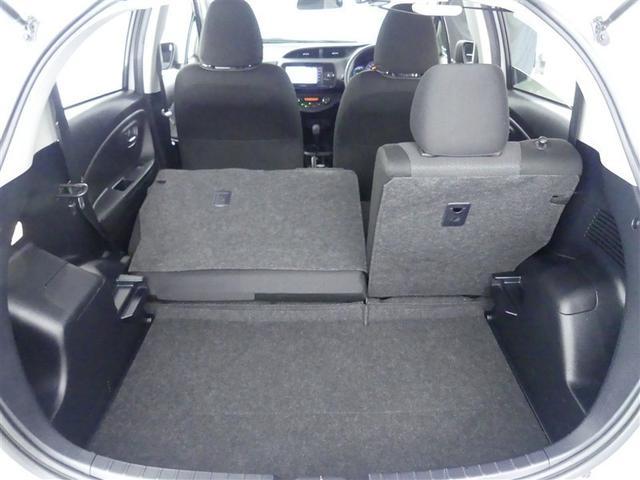 ヴィッツ ハイブリッドＦ　セーフティーエディションＩＩＩ　ワンセグ　メモリーナビ　バックカメラ　衝突被害軽減システム　ＥＴＣ　ＬＥＤヘッドランプ　記録簿　ナビ＆ＴＶ　ＣＤ　盗難防止装置　スマートキー　キーレス　ハイブリッド（16枚目）