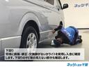 認定検査員が車両検査を行っております!下回りの確認もしております。骨格に損傷・修正・交換跡がないかライトを使用し入念に確認します。その時に下回りのサビ等の見えない部分の確認も行っております。