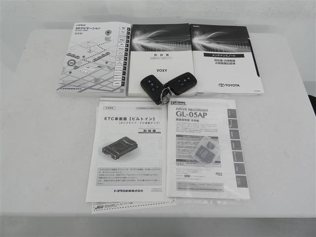 ヴォクシー ＺＳ　煌ＩＩＩ　フルセグ　メモリーナビ　バックカメラ　ドラレコ　衝突被害軽減システム　ＥＴＣ　両側電動スライド　ＬＥＤヘッドランプ　３列シート　ウオークスルー　ＤＶＤ再生　記録簿　乗車定員７人　アイドリングストップ（24枚目）