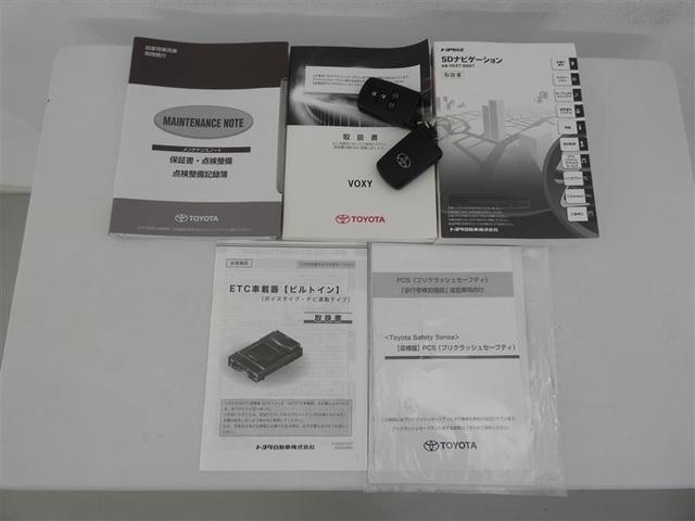 ヴォクシー ＺＳ　煌ＩＩ　フルセグ　メモリーナビ　バックカメラ　衝突被害軽減システム　ＥＴＣ　両側電動スライド　ＬＥＤヘッドランプ　３列シート　ウオークスルー　ＤＶＤ再生　記録簿　乗車定員８人　アイドリングストップ　ナビ＆ＴＶ（29枚目）