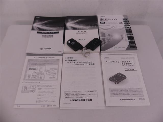 ヴォクシー ハイブリッドＺＳ　煌ＩＩ　フルセグ　メモリーナビ　バックカメラ　衝突被害軽減システム　ＥＴＣ　両側電動スライド　ＬＥＤヘッドランプ　３列シート　ワンオーナー　ＤＶＤ再生　記録簿　乗車定員７人　オートクルーズコントロール　ＣＤ（29枚目）