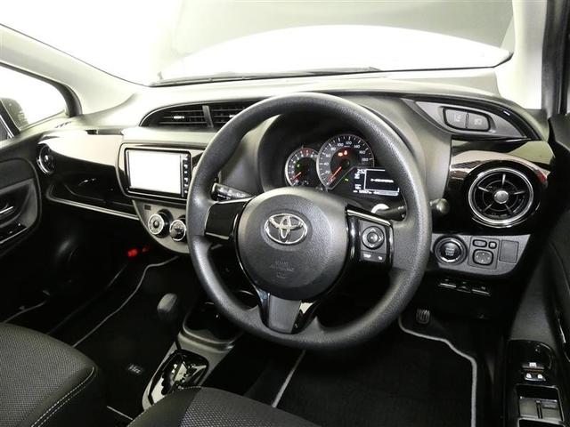 ヴィッツ Ｆ　セーフティーエディションＩＩＩ　フルセグ　メモリーナビ　バックカメラ　ドラレコ　衝突被害軽減システム　ＥＴＣ　ＬＥＤヘッドランプ　ＤＶＤ再生　記録簿　アイドリングストップ　ナビ＆ＴＶ　ＣＤ　盗難防止装置　スマートキー　キーレス（7枚目）