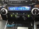【デュアルエアコン】・・・運転席側と助手席側それぞれ独立して温度設定が行えるオートエアコン。