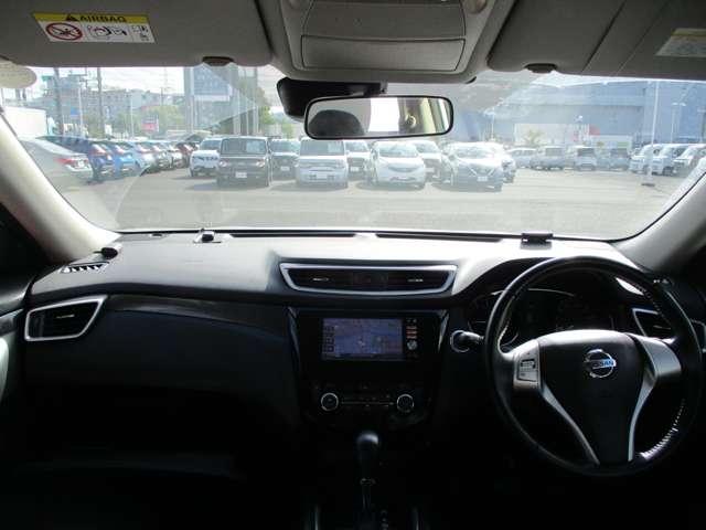 エクストレイル ２．０　２０Ｘ　エマージェンシーブレーキパッケージ　２列車　４ＷＤ　衝突軽減ブレーキ／踏み間違い／バックカメラ　スマキ－　アイドリングＳＴＯＰ　セキュリティ　ＡＷＤ　アルミ　ＬＥＤヘッドランプ　エアコン　パワーステアリング　キーレス　ＥＴＣ車載器　パワーウインドウ　ＡＢＳ　エアバッグ　Ｗエアバッグ　リヤカメラ（3枚目）