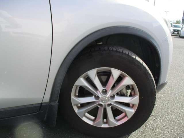 エクストレイル ２．０　２０Ｘ　エマージェンシーブレーキパッケージ　２列車　４ＷＤ　衝突軽減ブレーキ／踏み間違い／バックカメラ　スマキ－　アイドリングＳＴＯＰ　セキュリティ　ＡＷＤ　アルミ　ＬＥＤヘッドランプ　エアコン　パワーステアリング　キーレス　ＥＴＣ車載器　パワーウインドウ　ＡＢＳ　エアバッグ　Ｗエアバッグ　リヤカメラ（15枚目）