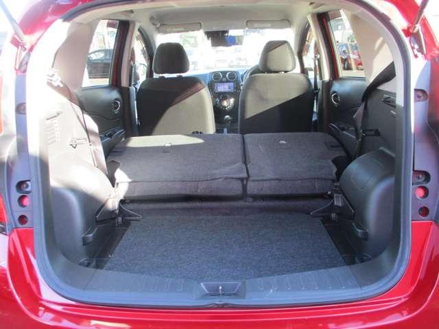 シートを両方倒すと大きな荷物も積めます。