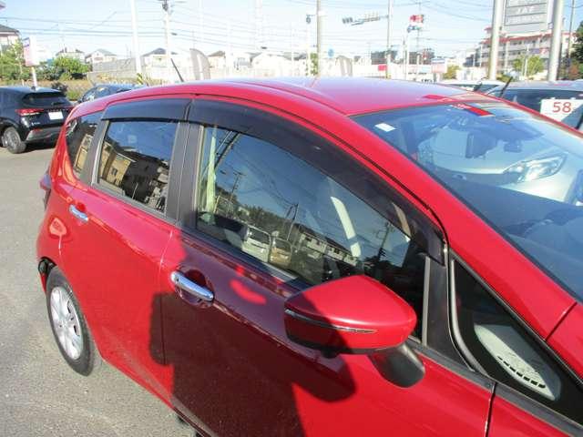 雨の日でも換気ができる、便利なプラスチックバイザー付き。