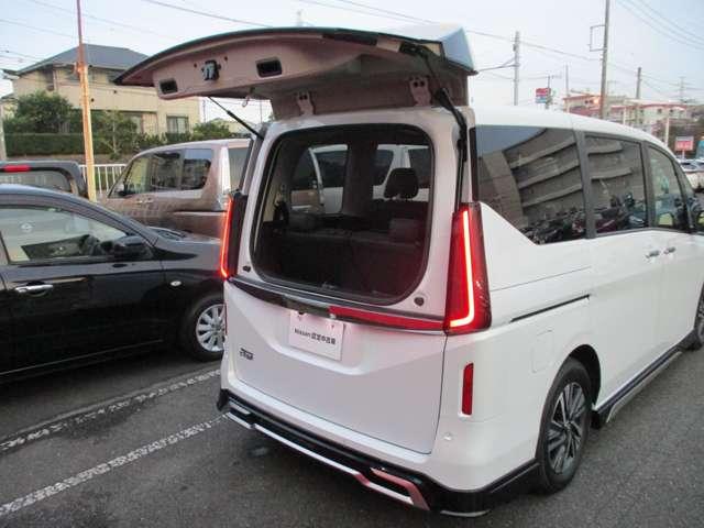 セレナ ２．０　ハイウェイスターＶ　ＡＷＩＮエアロパーツ装着車／プロパイロット　Ｗ電動スライド　レーダークルコン　レーンアシスト　展示試乗車ＵＰ　ＬＥＤランプ　ワンオーナー車　盗難防止システム　ＥＴＣ装備　カーテンエアバッグ　アルミホイール　キーフリー　メモリ－ナビ　ナビＴＶ（16枚目）