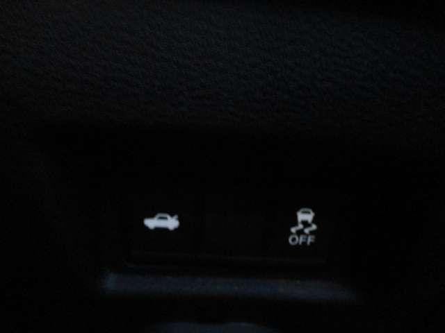 スカイライン ３．０　４００Ｒ　ラインナビ／衝突軽減ブレーキ／踏み間違い／　本革シ－ト　ＬＥＤヘッド　キーレスエントリー　ワンオーナ　車線逸脱警報　スマ－トキ－　バックモニター　ドラレコ　メモリーナビ　ナビＴＶ　サイドカメラ　ＡＡＣ　アルミ　盗難防止装置　ＥＴＣ　エアバッグ（8枚目）