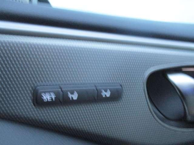 スカイライン ３．０　４００Ｒ　ラインナビ／衝突軽減ブレーキ／踏み間違い／　本革シ－ト　ＬＥＤヘッド　キーレスエントリー　ワンオーナ　車線逸脱警報　スマ－トキ－　バックモニター　ドラレコ　メモリーナビ　ナビＴＶ　サイドカメラ　ＡＡＣ　アルミ　盗難防止装置　ＥＴＣ　エアバッグ（16枚目）