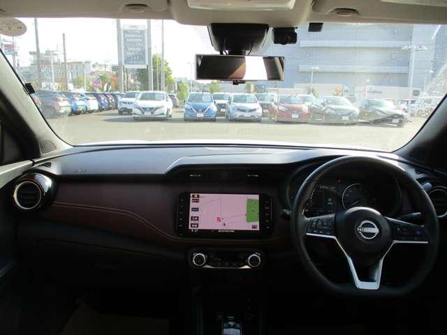 キックス １．２　Ｘ　ＦＯＵＲ　ツートーン　インテリアエディション（ｅ－ＰＯＷＥＲ）　４ＷＤ　ＭＭ３２３メモリーナビ／衝突軽減ブレーキ／踏　アラウンドビュ－　ＬＥＤ　インテリキー　ワンオーナー　盗難防止システム　４ＷＤ　オートエアコン　ＥＴＣ　ドライブレコーダ　車線逸脱警報　アルミホイール　ナビＴＶ　メモリーナビ　踏み間違え防止（3枚目）